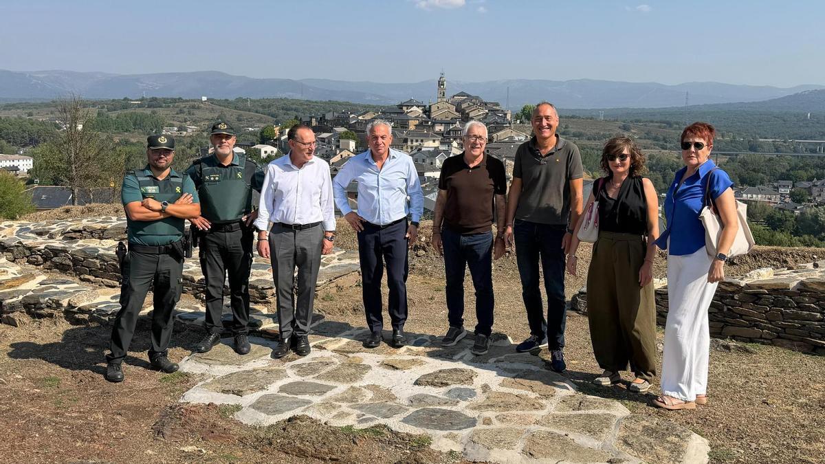 El delegado del Gobierno en Castilla y León (cuarto por la derecha) con autoridades provinciales y representantes de la Guardia Civil.