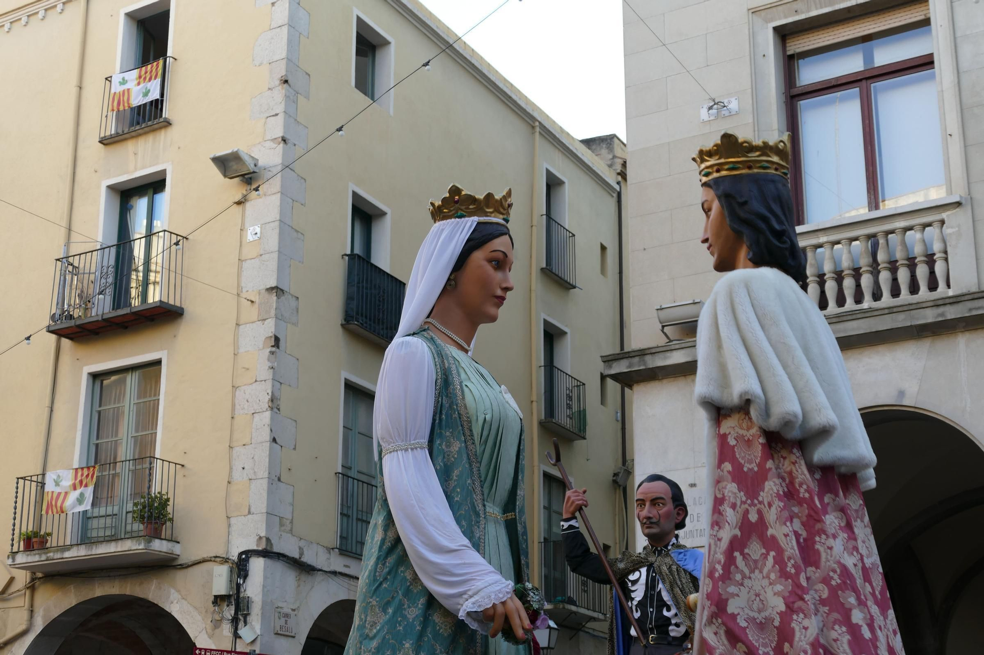 Els gegants de Figueres animen les Festes de Sant Pere amb el ball del seguici i una exposició