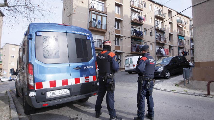 Dispositiu policial contra el frau elèctric al barri de Vila-roja