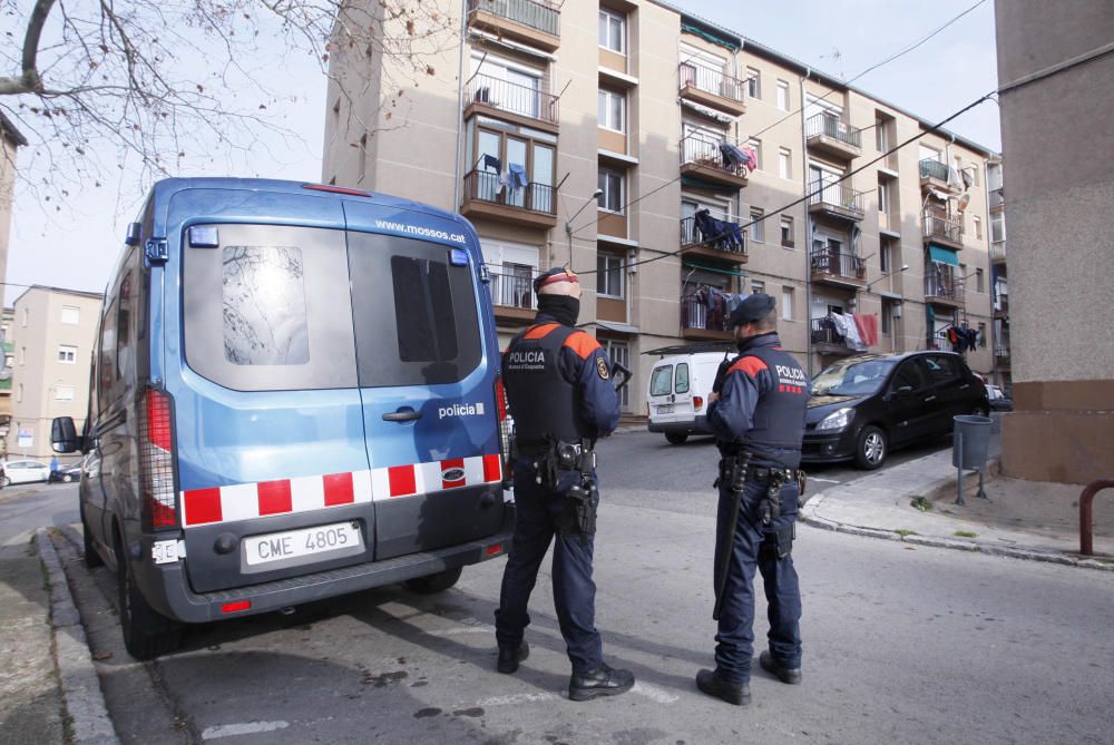 Mossos d'Esquadra i de la Policia Municipal de Girona amb els tècnics d'Endesa