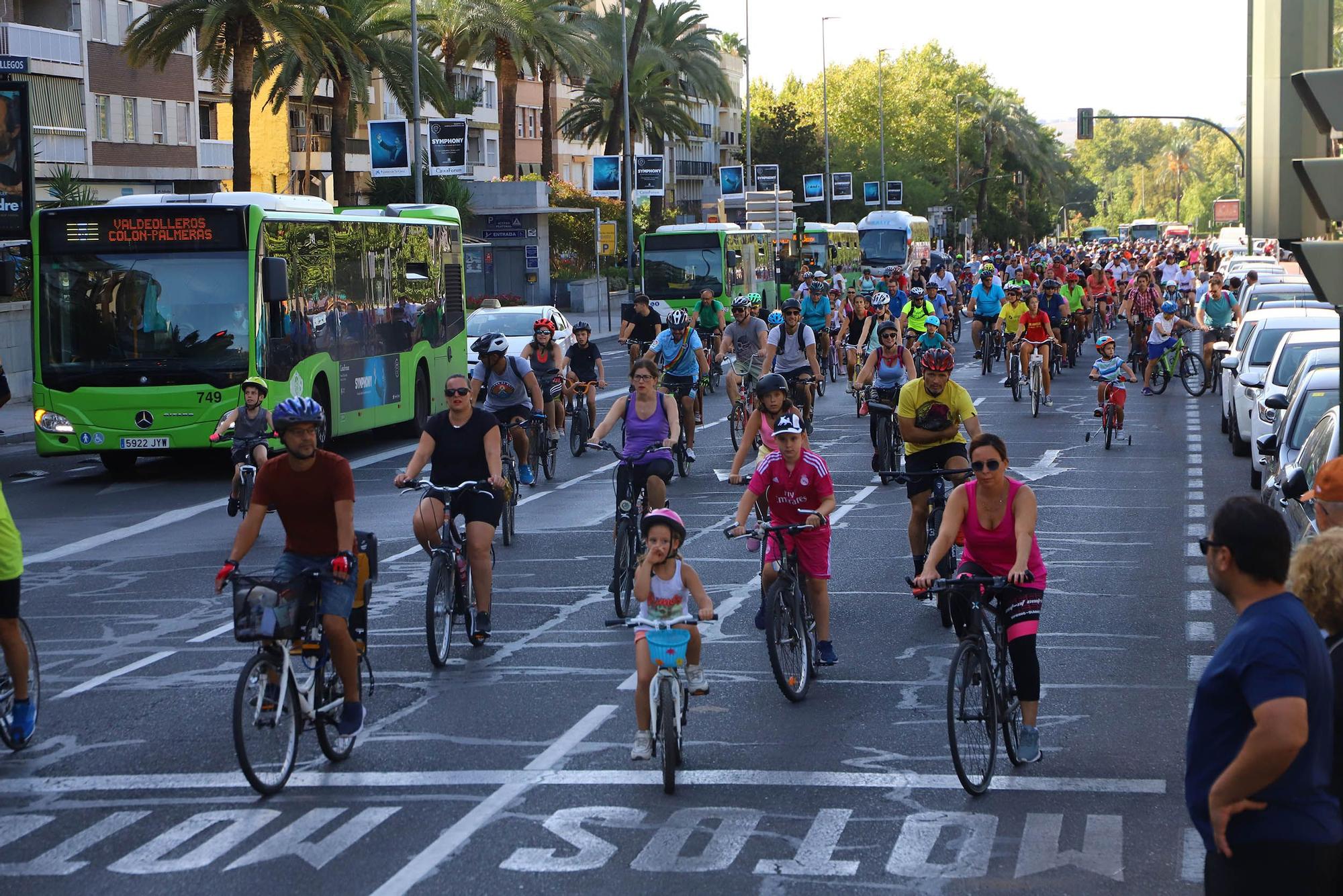 Familias enteras se suman a la Fiesta de la Bicicleta en Córdoba