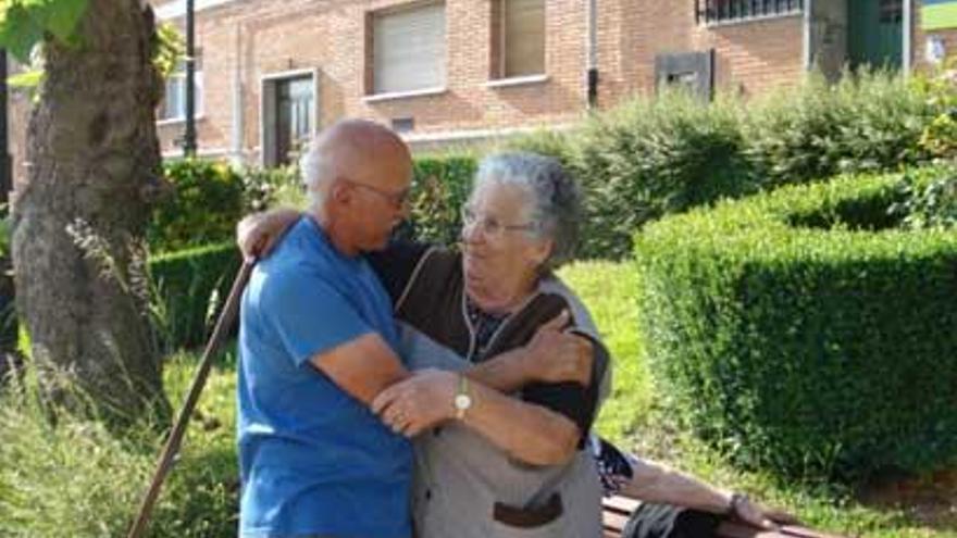 Sánchez, con su antigua vecina, Chon, en Tudela Veguín.