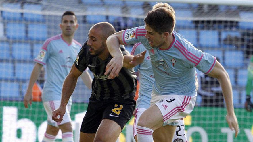 Amrabat, en la lucha por un balón.