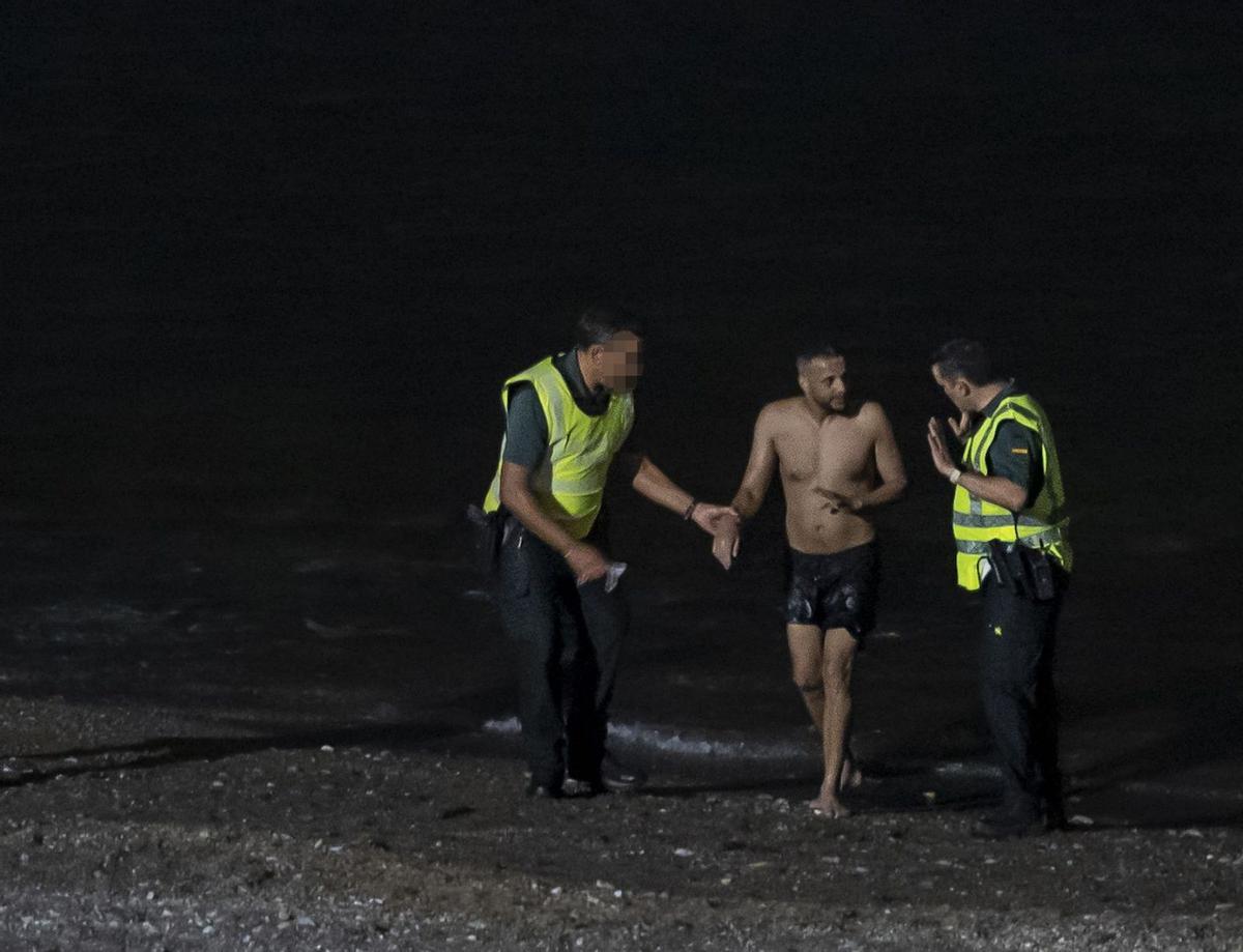 El Marroc avorta l’entrada nedant a Ceuta de desenes d’immigrants