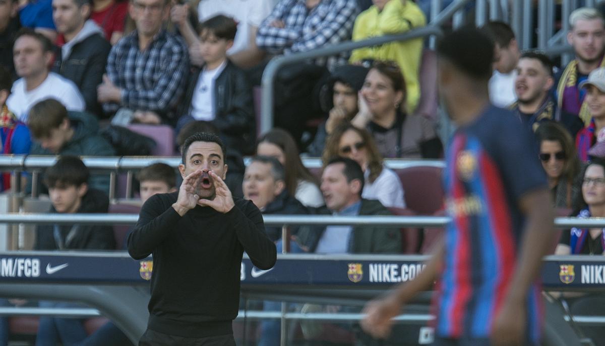 Xavi da instrucciones a Ansu Fati durante el derbi del Camp Nou.