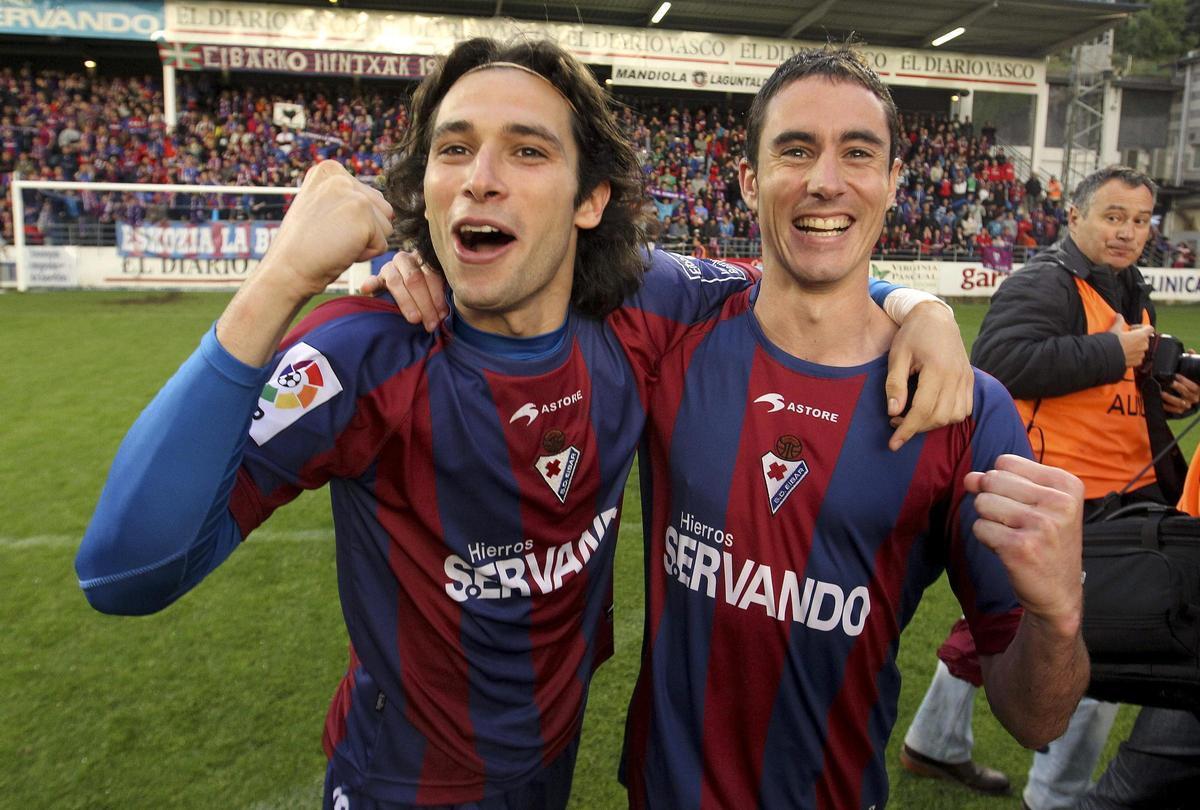 Jota Peleteiro y David Mainz celebran el ascenso del Eibar en 2014.