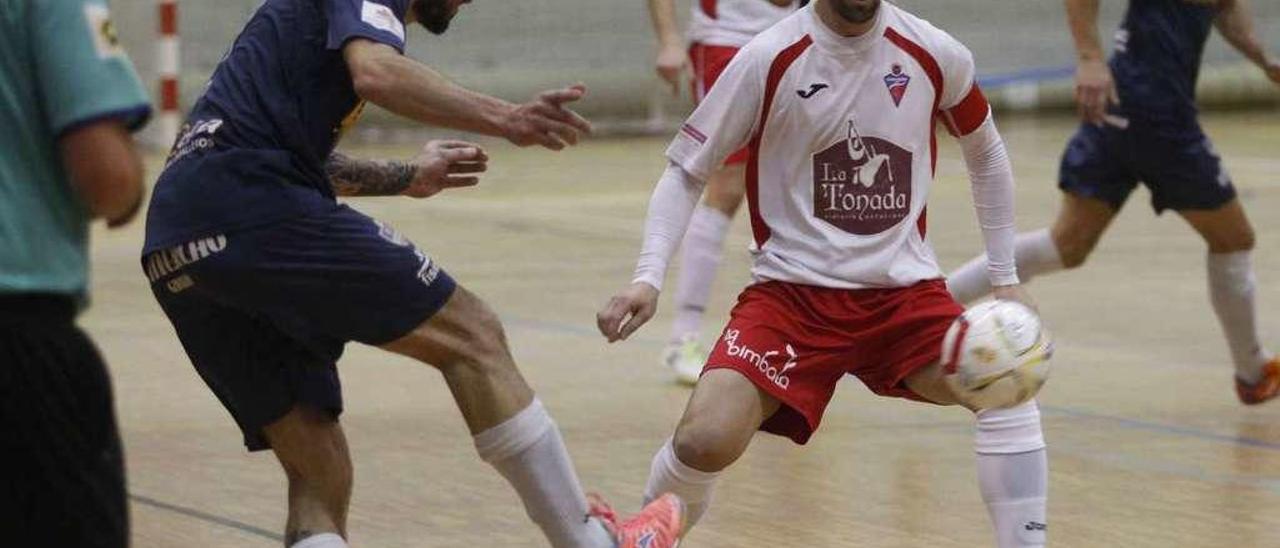 Un jugador de La Tonada intercepta un balón.