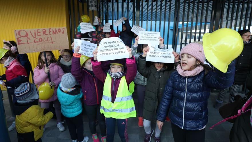 Un grupo de niños muestran las pancartas  | ÁNGEL DE CASTRO