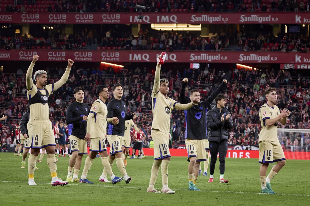 Los jugadores del Barça celebran la victoria en San Mamés
