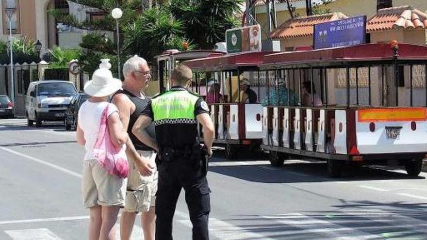 Imagen del accidente que se produjo en las inmediaciones de la playa de Los Locos y donde murió una pasajera del tren turístico.