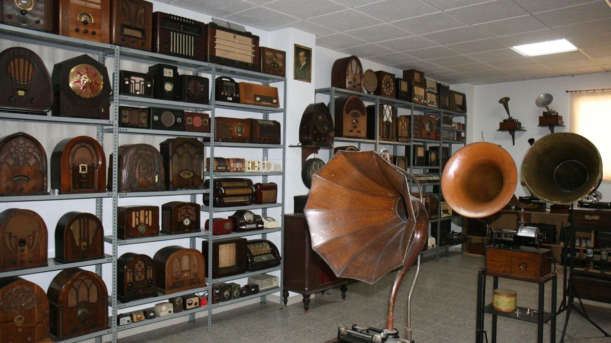 En el gran chalet de Filiberto conviven equipos de radio y sonido capaces de saciar la curiosidad de todo aficionado.