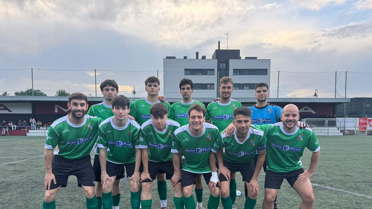 Jugadores del Narcea antes del partido en Gijón contra Atlético Camocha.