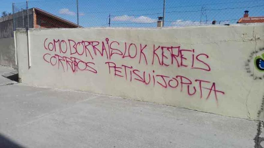 Una de las pintadas insultantes aparecidas en Morales del Vino.