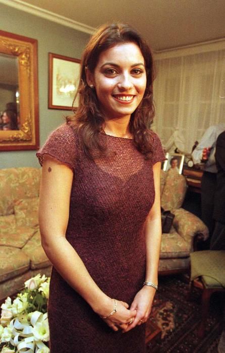 El vistoso título de «Fallera Mayor de Valencia del año 2000» va a parar a Lola Flor Bustos, de Conde Salvatierra-Cirilo Amorós.