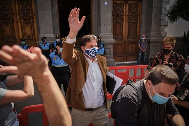 Concentración y ambiente exterior al pleno de la moción de censura en Santa Cruz Jose Manuel Bermudez Baston Patricia Hernandez   | 13/07/2020 | Fotógrafo: Andrés Gutiérrez Taberne