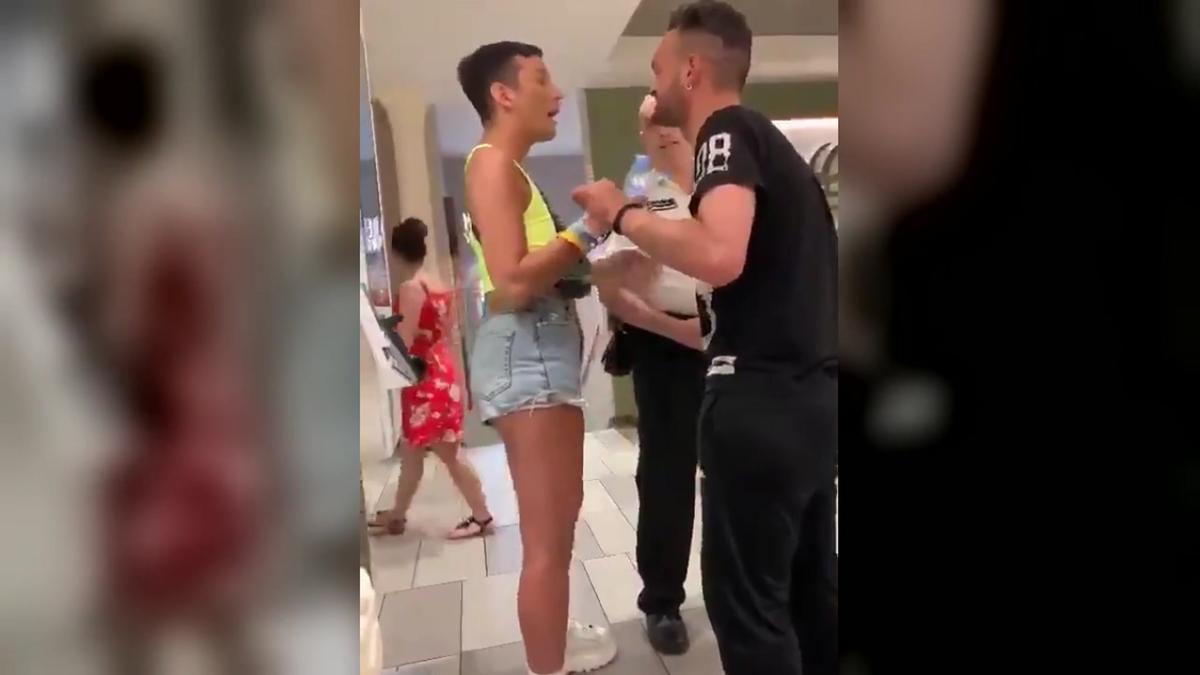 Amenaza homófoba a un joven en un local de Barcelona, en junio del 2019.