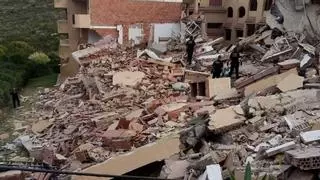 El momento en el que vecinos del edificio derrumbado en Peñíscola ven al joven rescatado: "Se está moviendo"