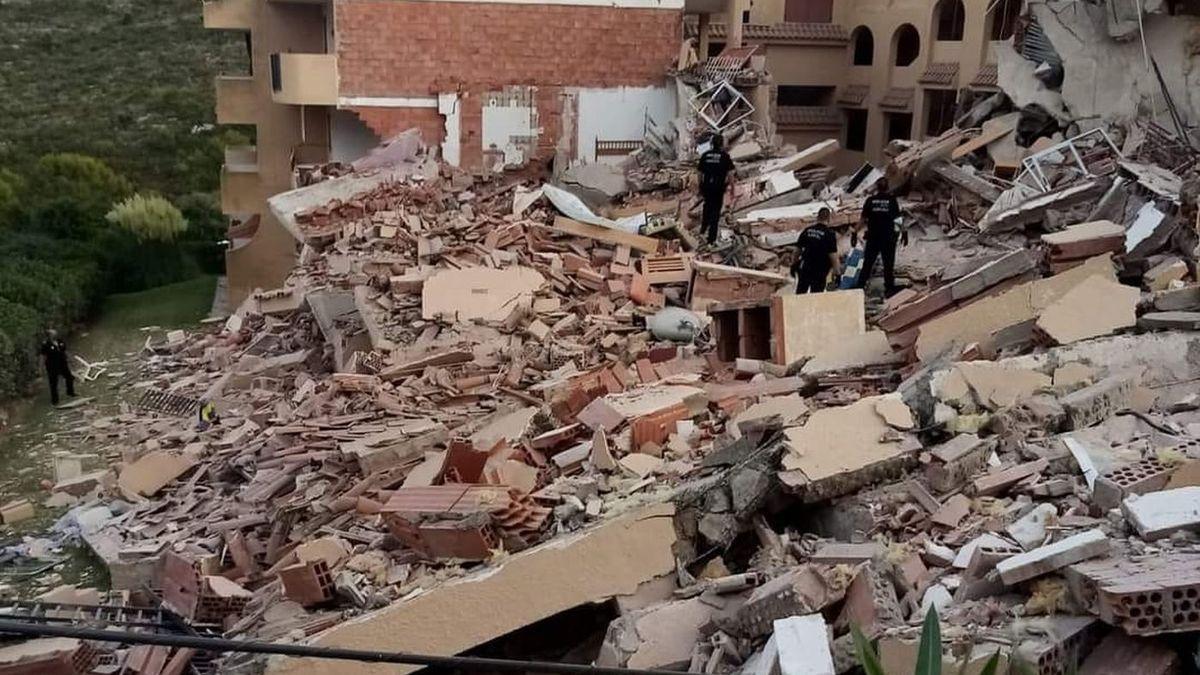 Varios policías entre los escombros tras el derrumbe en Peñíscola