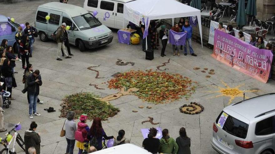 La marcha elaboró una alfombra con productos de otoño y forma de árbol en la Praza Maior. // Brais Lorenzo