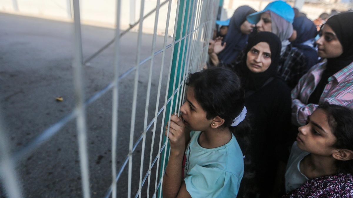 Palestinos y ambulancias huyen a Egipto por la frontera de Rafah, que abren hoy