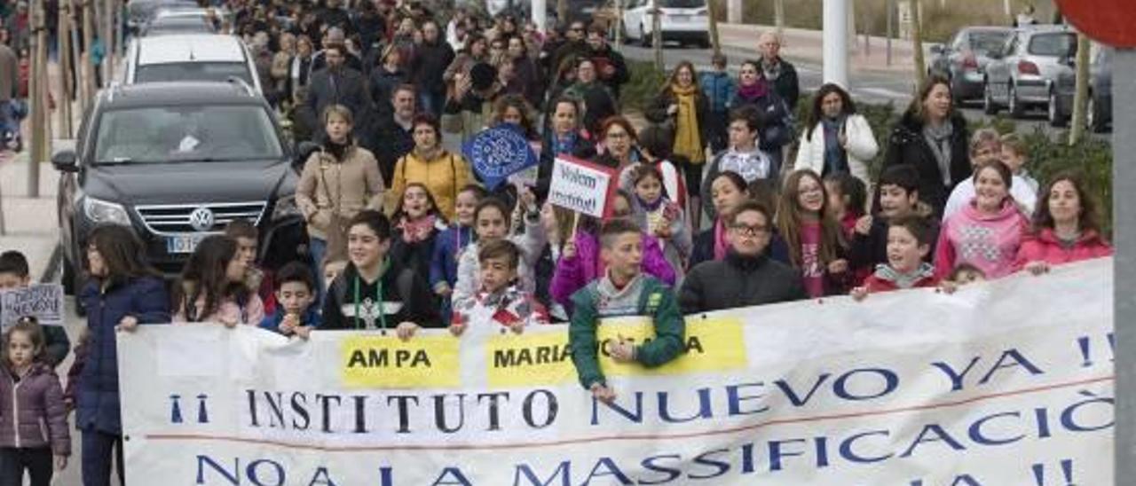 Cientos de personas vuelven a pedir en la calle el nuevo instituto