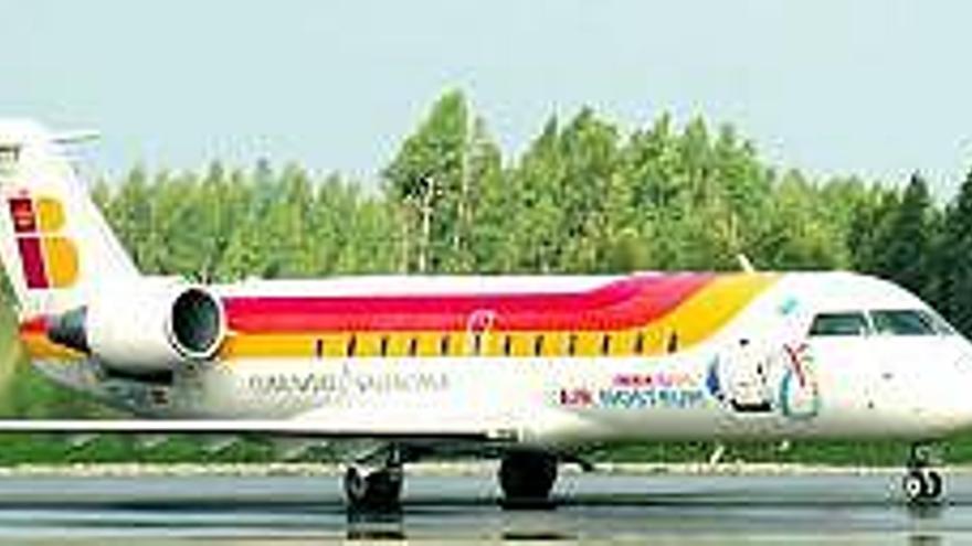 Un avión, en el aeropuerto de Asturias.