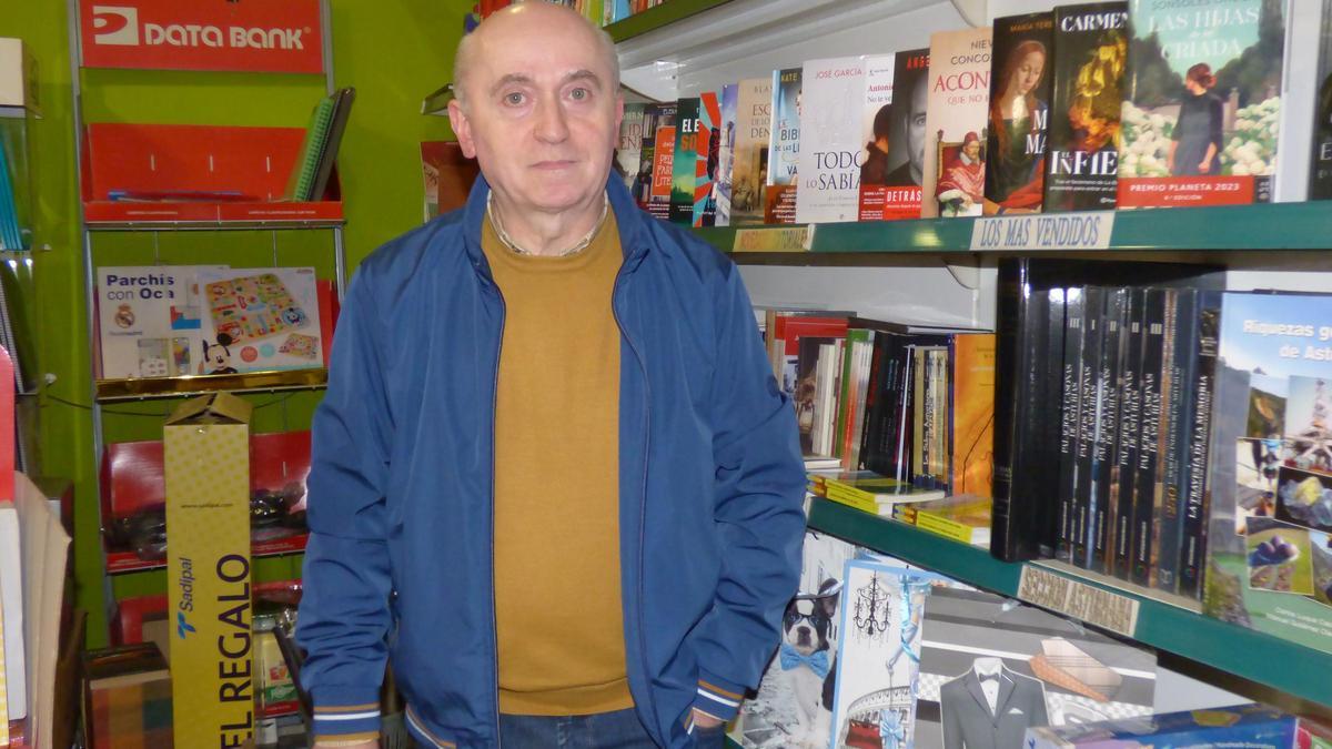 Fernando Rodríguez en su librería.