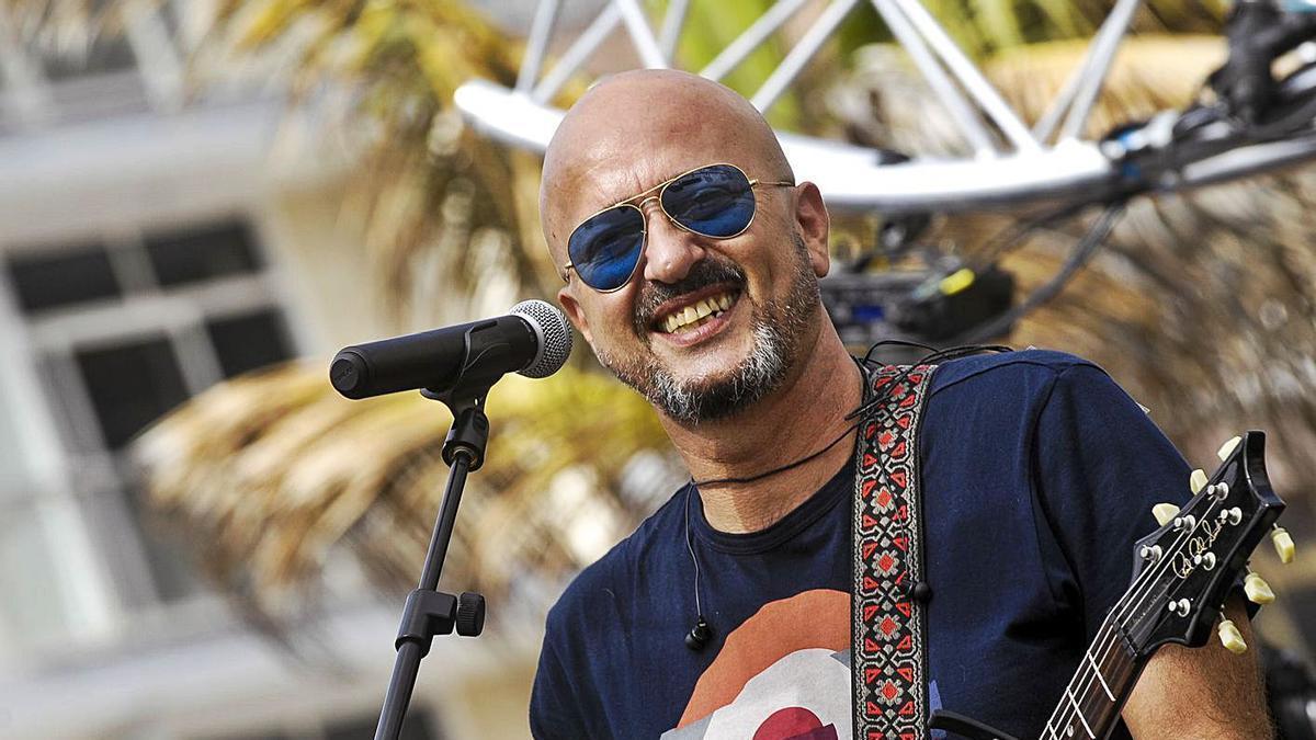 El cantante Ginés Cedrés, vocalista de Los Coquillos, en una imagen de archivo durante un concierto. | | JUAN CASTRO
