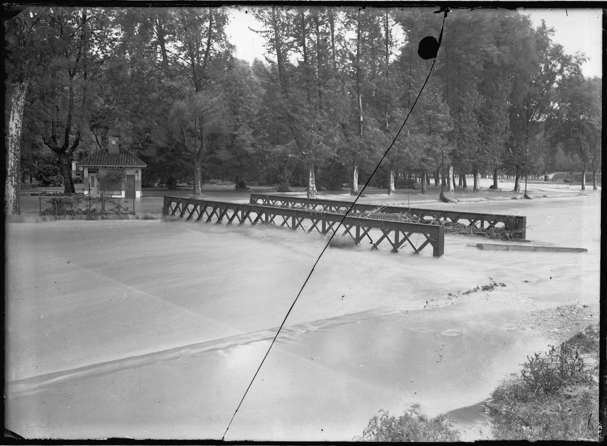 POnt de la caseta del Rellotge sobre el riu Güell durant una inudació (1940).