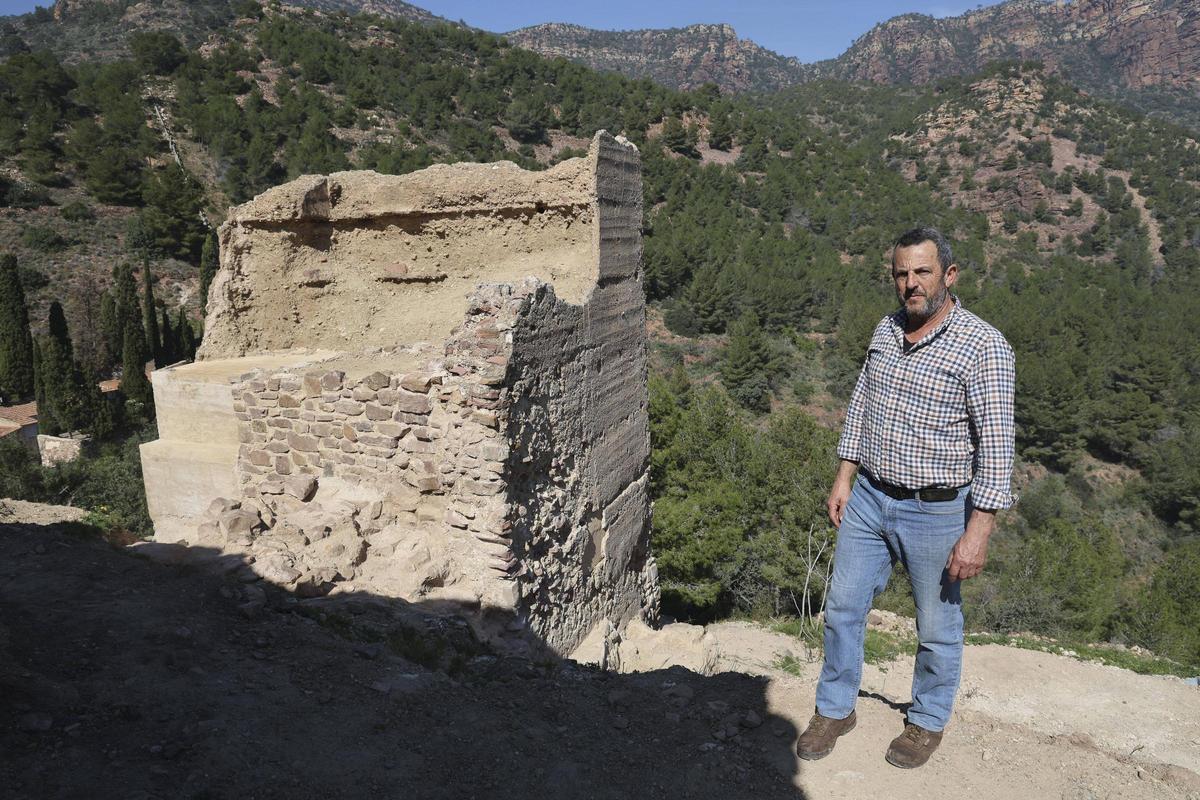 El alcalde muestra una de las torres donde se ha actuado.