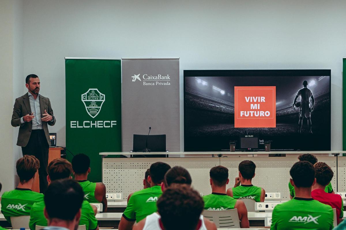 Los jugadores en plena sesión de formación.