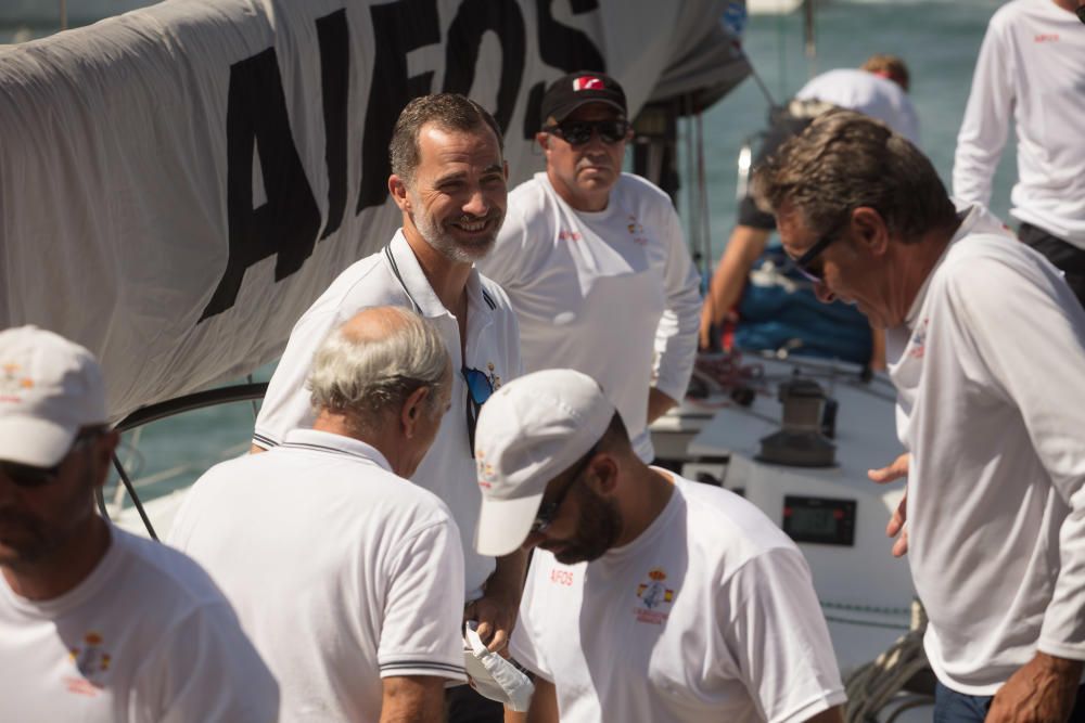 La reina Sofía y la infanta Elena siguen en barco la regata de Felipe VI