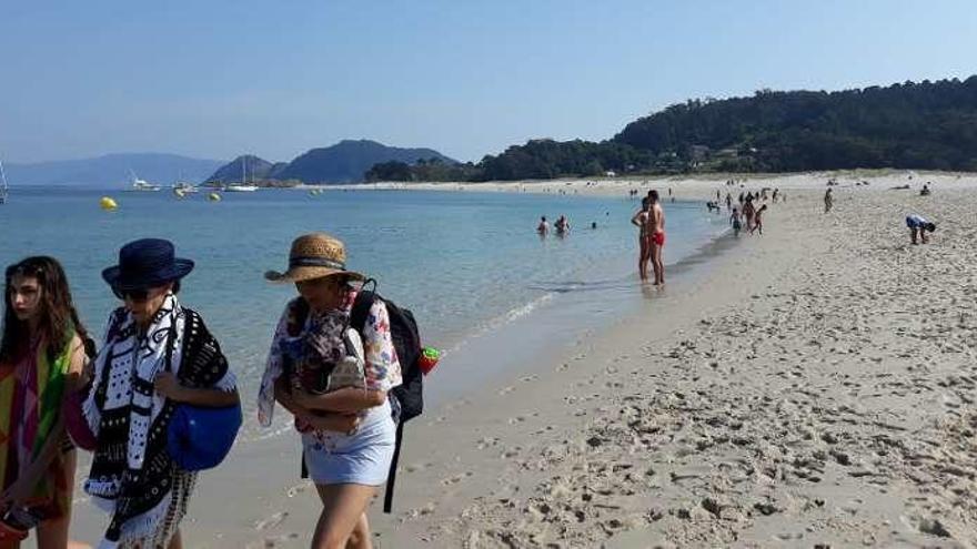 Bañistas ayer en la playa de Rodas, en Cíes. // FdV