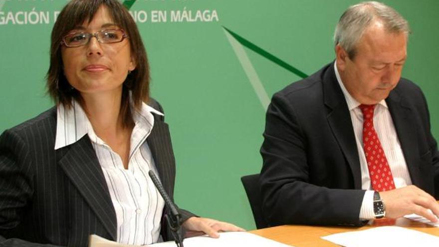 Málaga. María Gámez y José Luis Marcos, en una comparecencia conjunta en la Delegación.