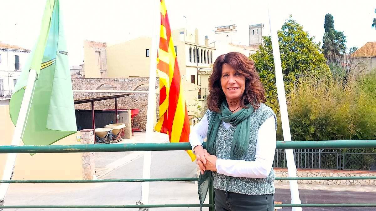 Cèlia Garbí, al balcó de la Casa de la Vila de l'Armentera.