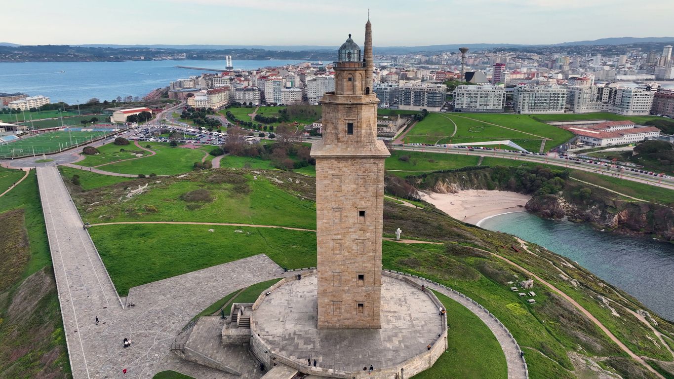 Vista aérea del faro de la Torre de Hércules situada en la ciudad de La Coruña.