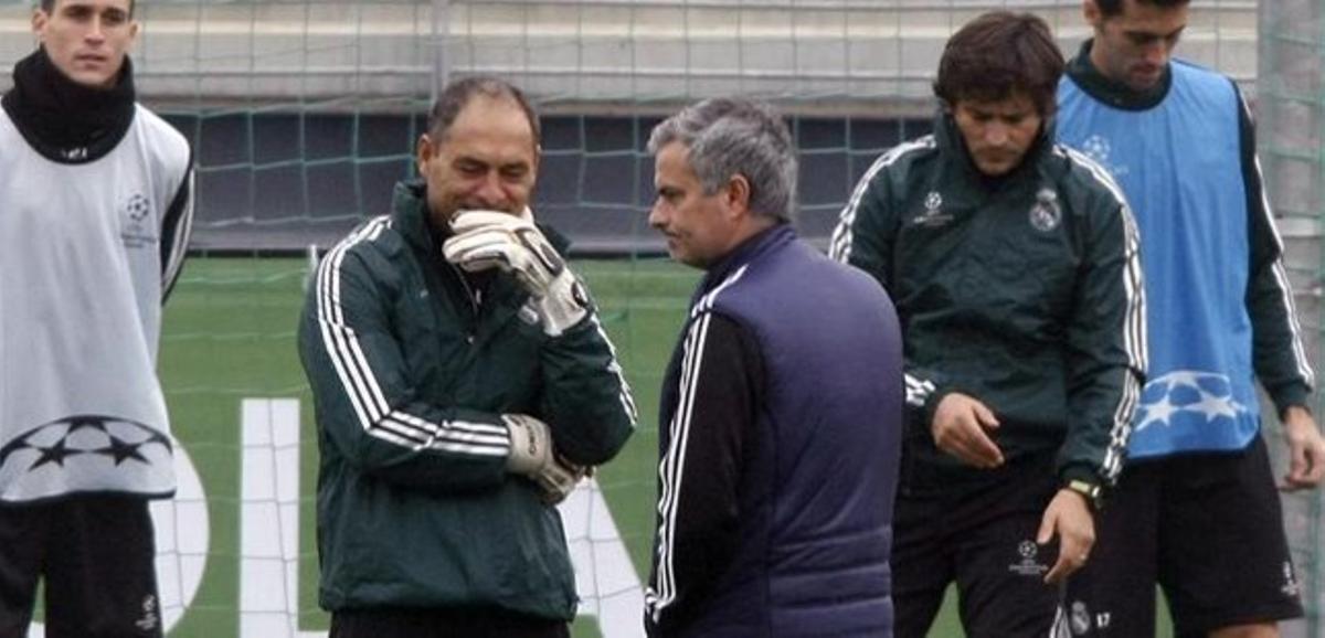Silvino Louro (esquerra), José Mourinho (centre) i Rui Faria, en un entrenament del Madrid. Silvino Louro (esquerra), José Mourinho (centre) i Rui Faria, en un entrenament del Madrid.