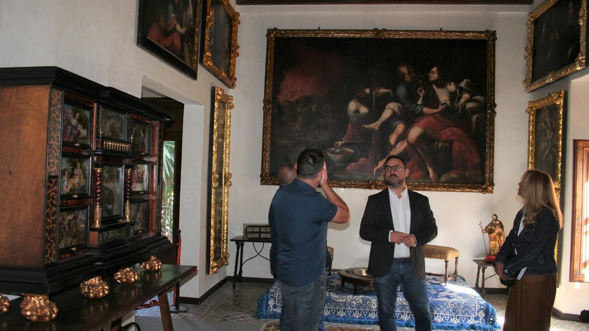 En la Sala del Estrado se muestra la serie de más de 20 obras encargadas al pintor Pedro Camacho Felizes de Alisén, a finales del siglo XVII.