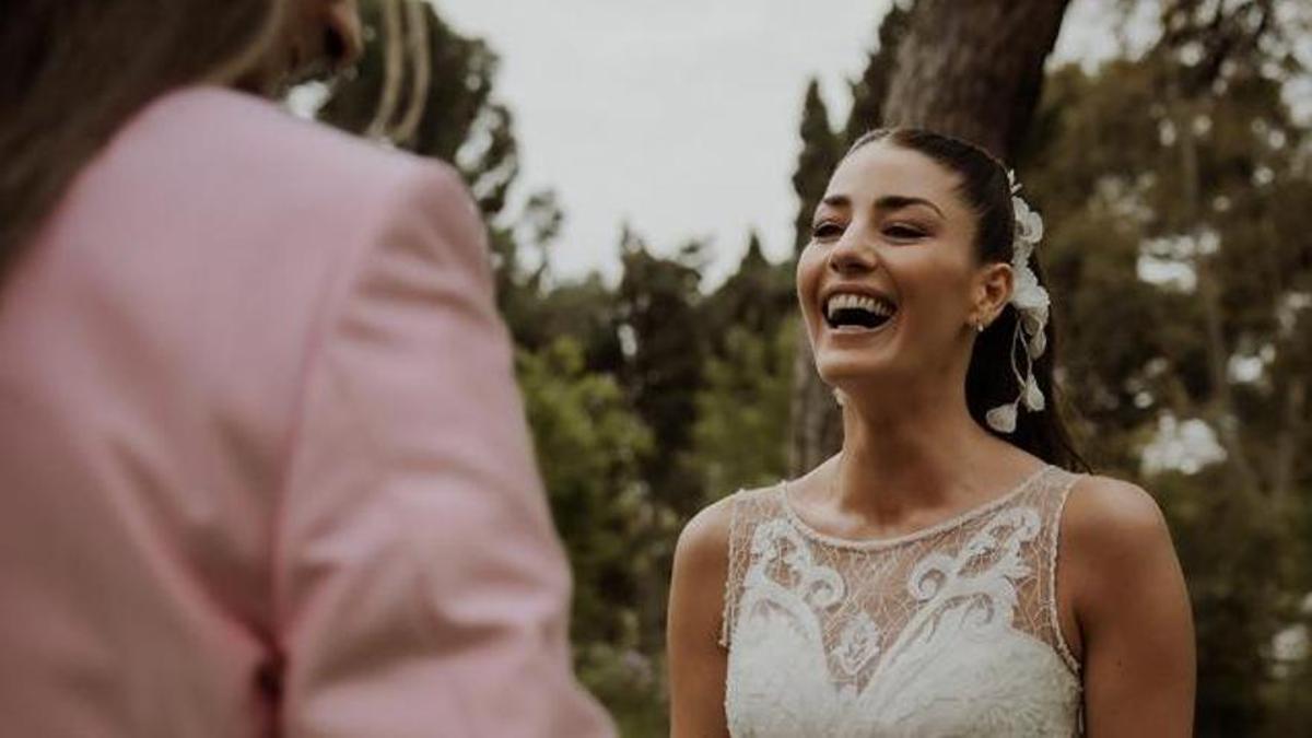 Boda en la ruleta de la suerte: Laura Moure se casa en zapatillas de deporte con el amor de su vida