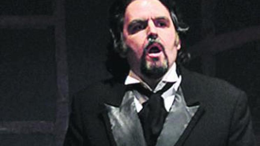 Pedro Carrillo actúa durante la representación de «La Traviata».