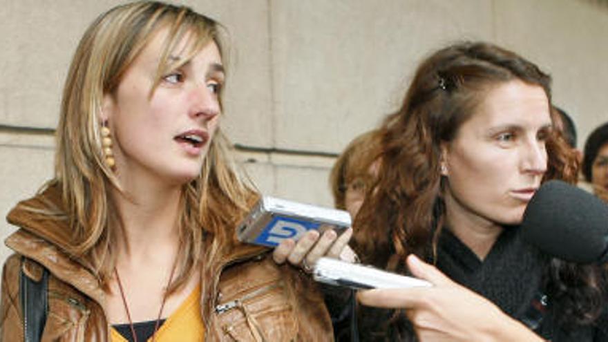 La hermana y la hija de dos de los secuestrados a la salida de la Audiencia.