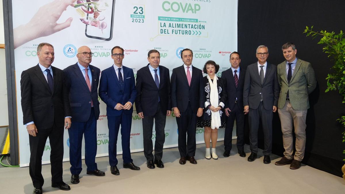 El ministro Planas  el presidente de Covap, con representantes de la cooperativa y de las administraciones locales y provinciales.