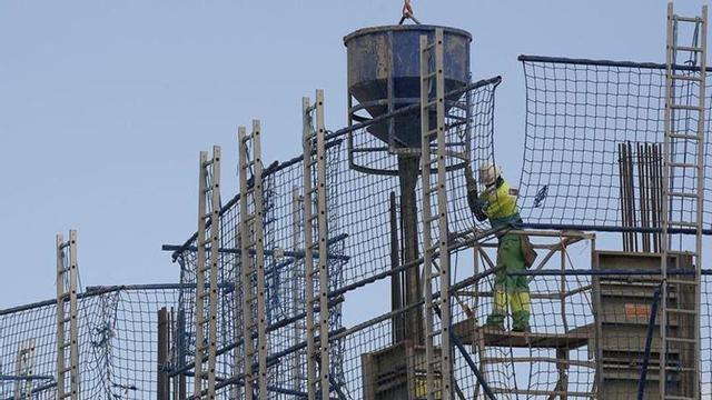 Edifici d’habitatges en construcció. | JOAN CORTADELLAS