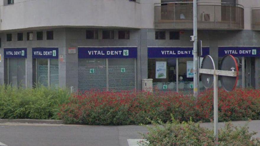 Indemnizada con 2,5 millones una alérgica al metal a quien la dentista le puso una prótesis de cromo