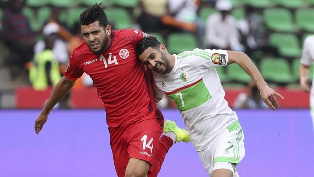 Mahrez luchando un balón con Ben Amor en el Argelia-Túnez