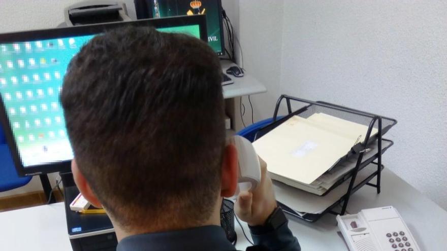 Un agente de la Guardia Civil trabaja en la investigación de la estafa.