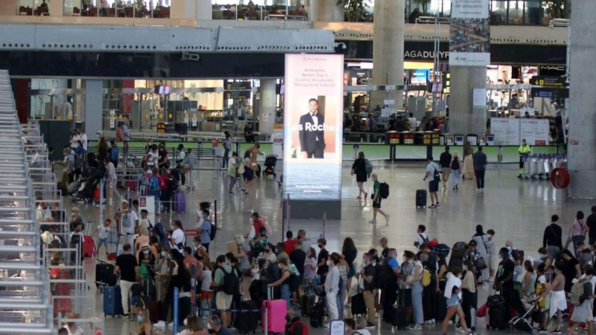 Turistas hacen cola en los mostradores de aerolíneas en el aeropuerto de Málaga.