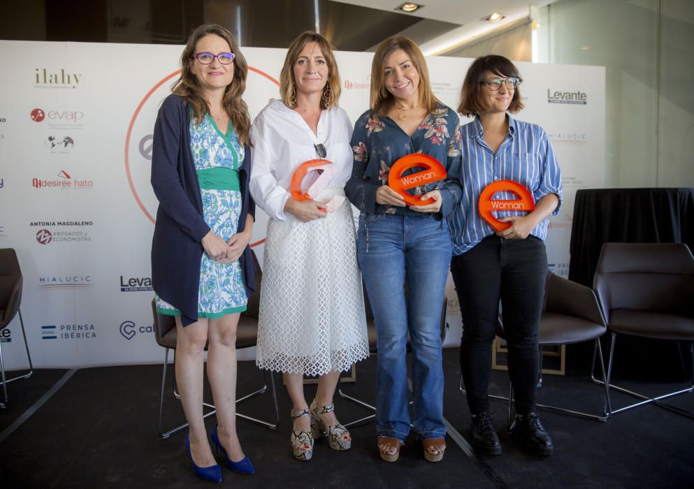 Mónica Oltra posa con las premiadas Begoña Rodrigo, Amparo Navarro y Laura Castelló