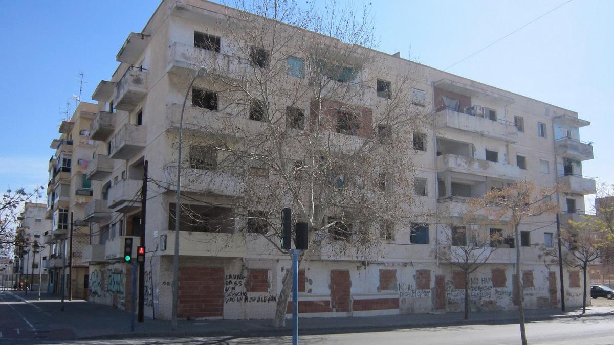Imagen del edificio que será demolido, junto al barrio de Virgen del Carmen
