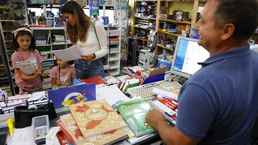 Caballero pone fecha al pago de la ayuda de 205 euros para libros de texto